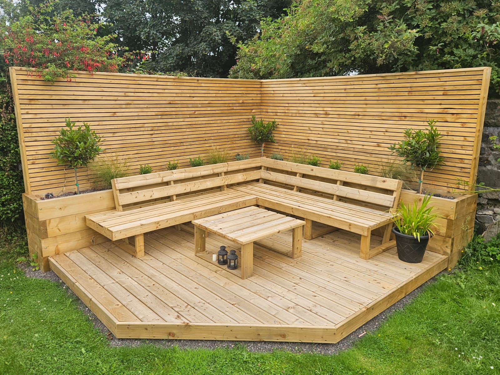 Custom Outdoor Seating Area: From Bland Patio to Luxury Entertainment Space